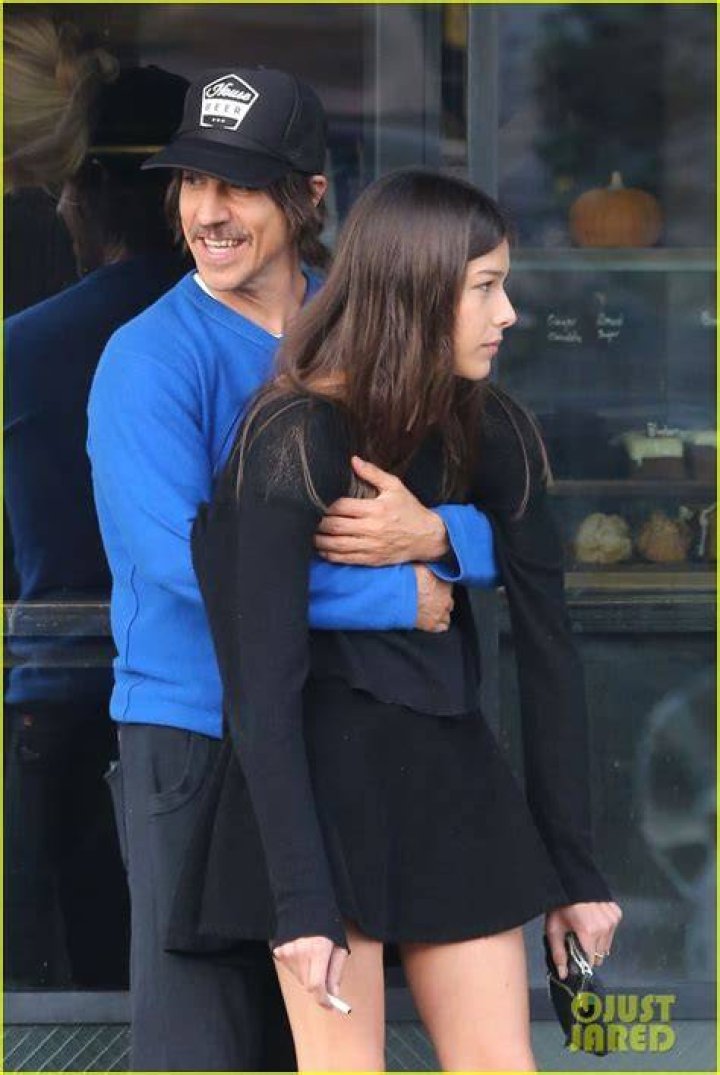 Another Anthony Kiedis girlfriend? Dublin blonde r/RedHotChiliPeppers