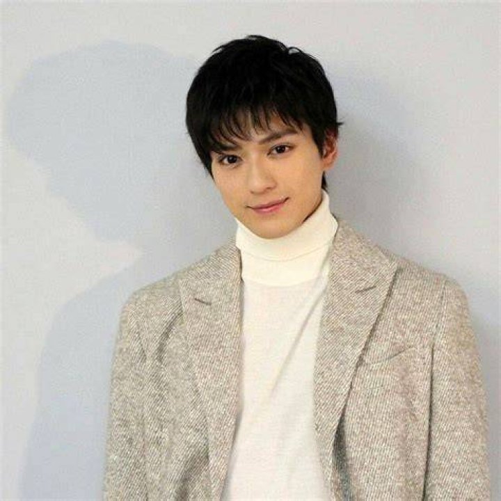 Arata Mackenyu gây sốt khi đóng phim One Piece 2sao