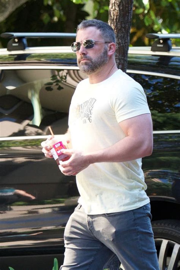 Ben Affleck Looks Healthy 2 Months After Relapse With Daughter Violet