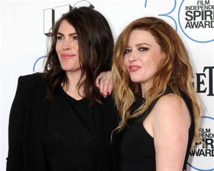 Clea DuVall y su novia hacen una carrera de compras de último minuto a
