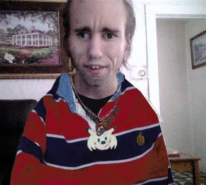 Cyraxx dressed as Chris Chan Scrolller
