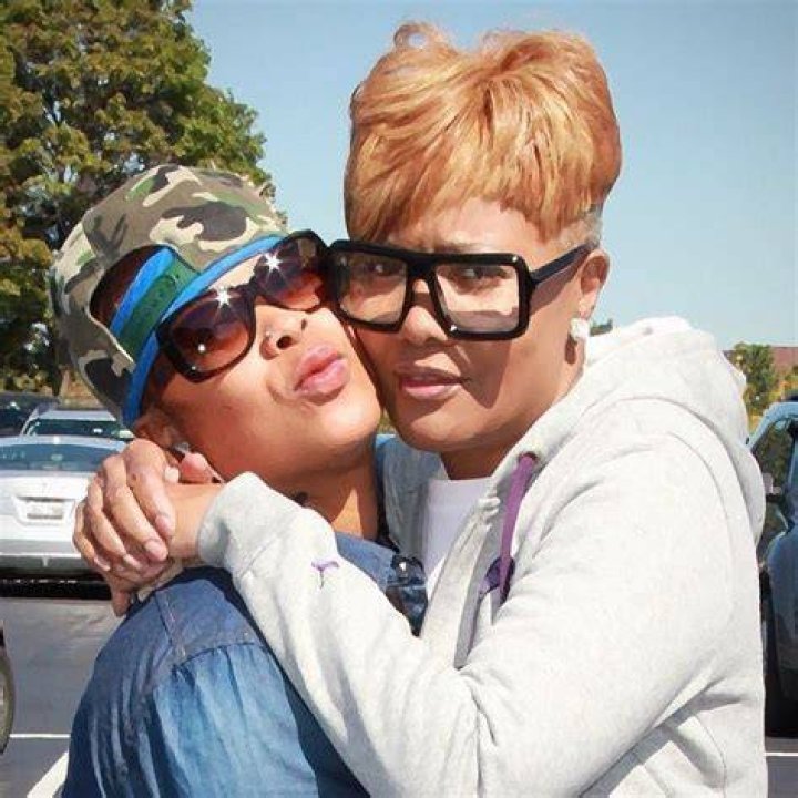 Da Brat && her mother! Pose! Celebrity families, Celebrity moms