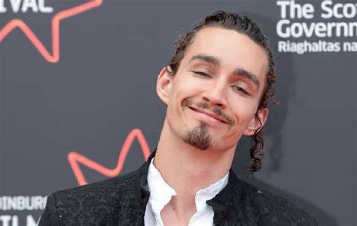 Does Robert Sheehan Have a Spouse? Info on 'Umbrella Academy' Actor