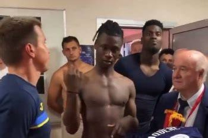 Eduardo Camavinga visits Ukraine dressing room, hands out France shirt