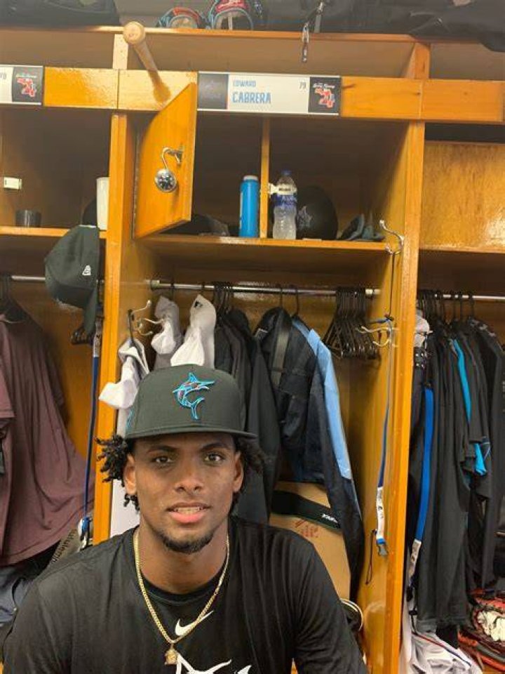 Edward Cabrera contento en su primer entrenamiento de Grandes Ligas