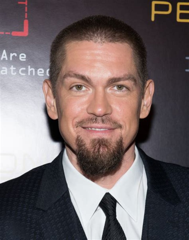 El actor Steve Howey desvergonzado recoge hijo William Lobo desde pre