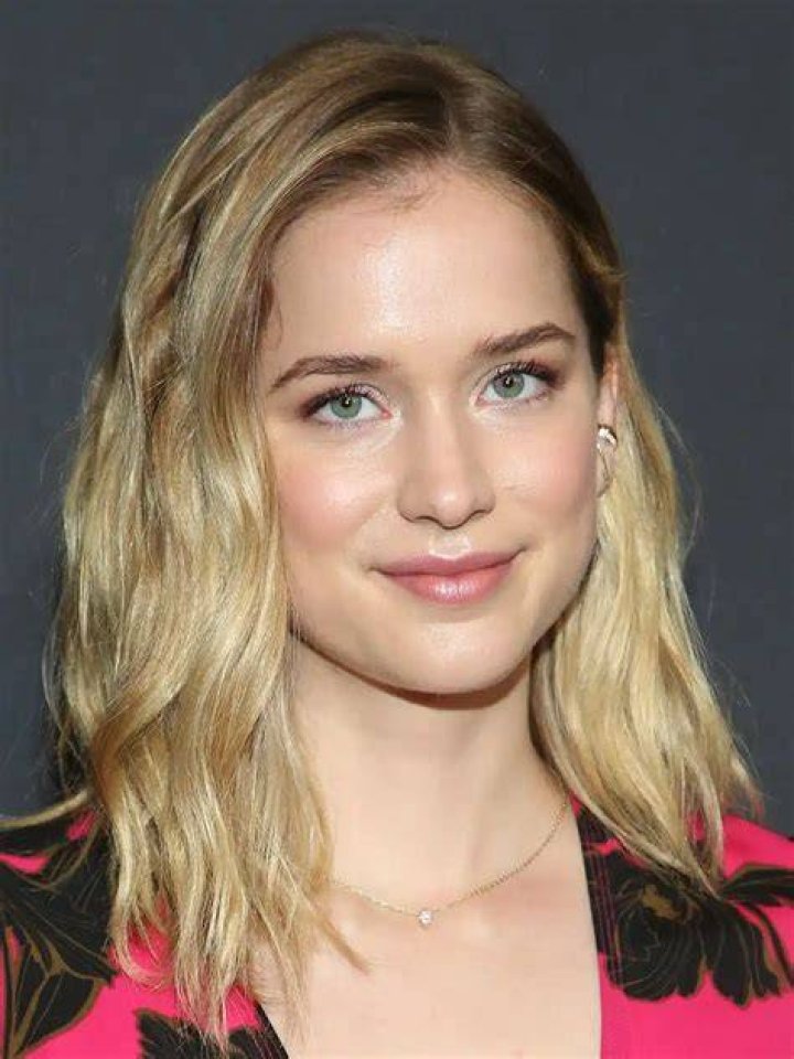 Elizabeth Lail Net Worth, Age, Boyfriend, Career, and More