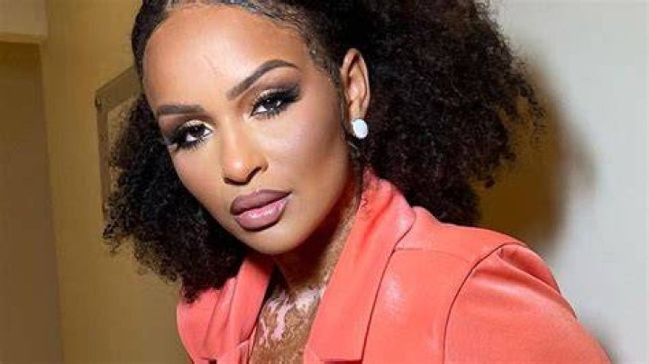 ExBBB Nat&aacute;lia Deodato chama aten&ccedil;&atilde;o ao ostentar corpa&ccedil;o de lingerie