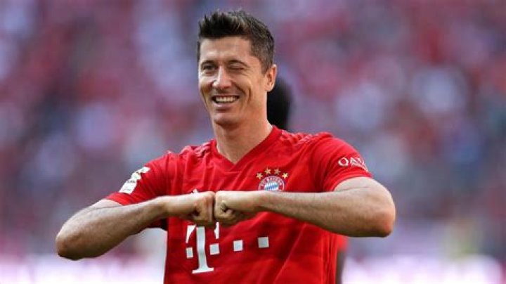 FC Bayern M&uuml;nchen Robert Lewandowski mit drei Toren beim 50Sieg