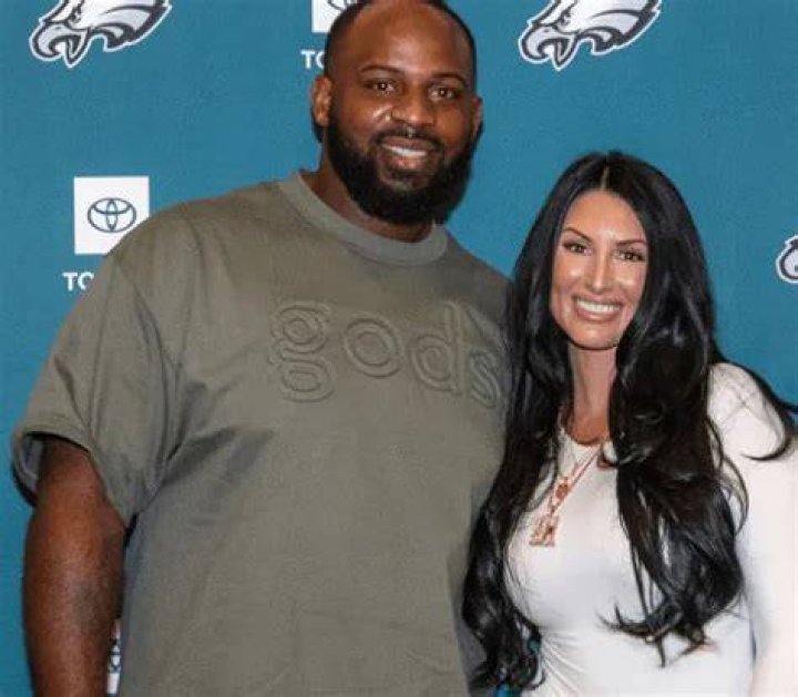 Fletcher Cox Wife, Salary, Net Worth, Dating, Girlfriend, Family, Facts