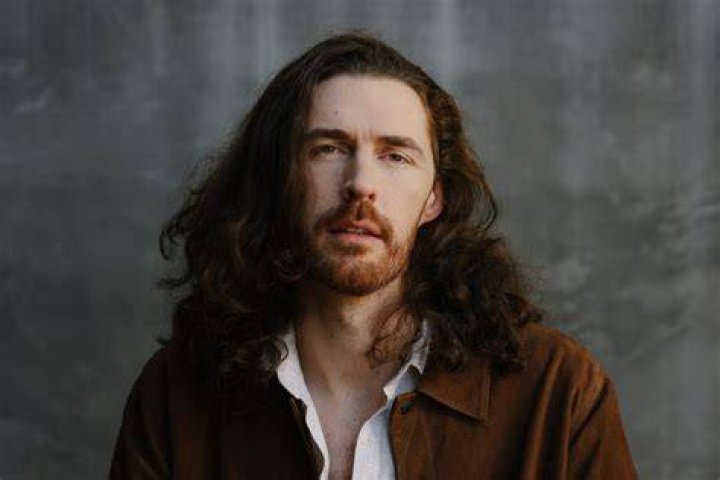 Hozier habla sobre el nuevo EP 'Eat Your Young', las trampas de la fama