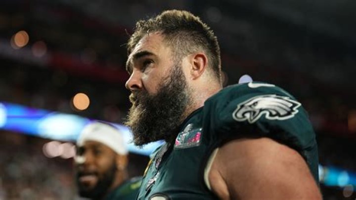 Jason Kelce tells Eagles teammates he&rsquo;s retiring after emotional