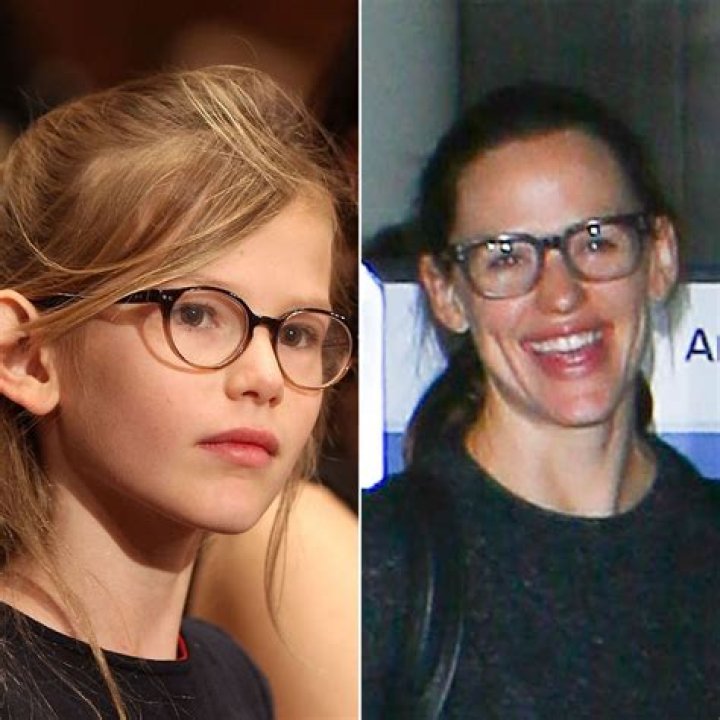 Jennifer Garner Violet Look Alike