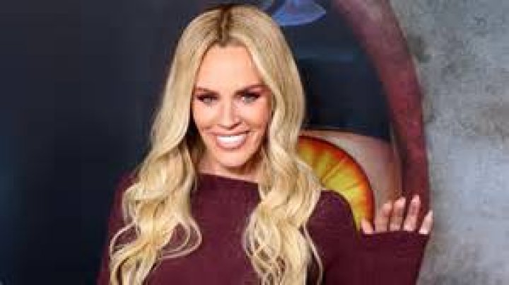 Jenny McCarthy gets handson with husband Donnie Wahlberg at AMAs 2015