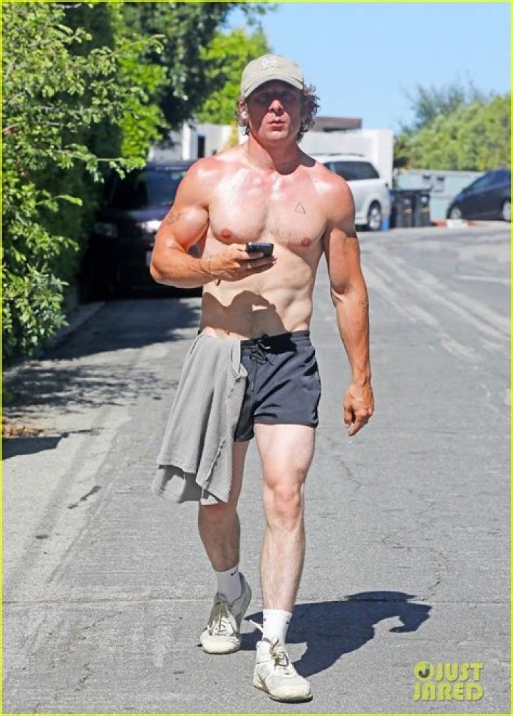 Jeremy Allen White&rsquo;s Workout Routine and Diet Plan Verywell Shape