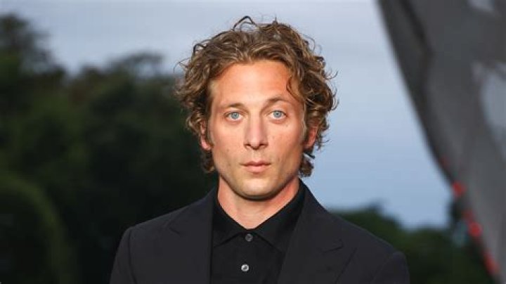 Jeremy Allen White Says His SAG Award Will Live in Daughters' Bedroom