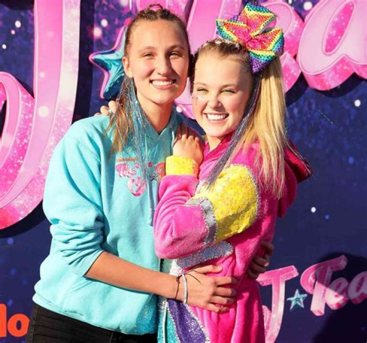 Jojo Siwa, girlfriend Kylie Prew flirt during Disney date