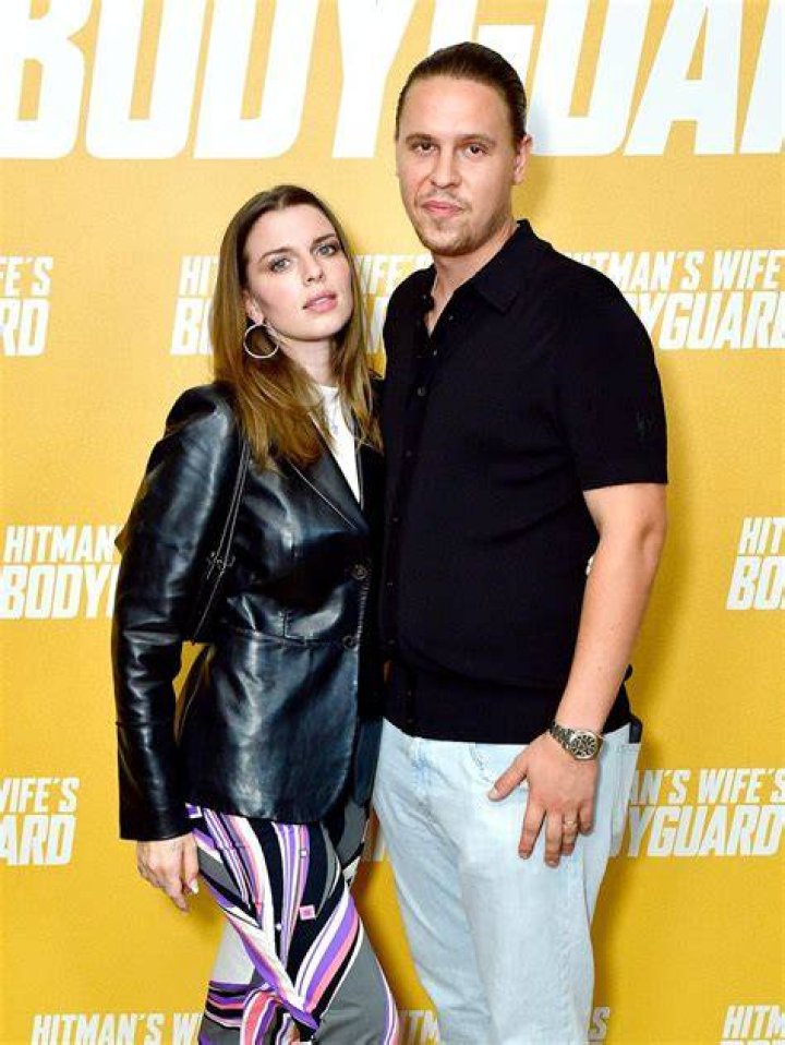 Julia Fox&rsquo;s Dating History Kanye West, Peter Artemiev and More