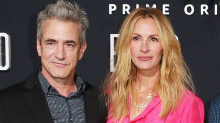 Julia Roberts and Dermot Mulroney cuddled up at the premiere of their
