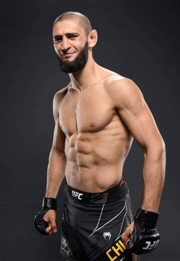 Khamzat Chimaev bulks up and looks absolutely massive after calling out