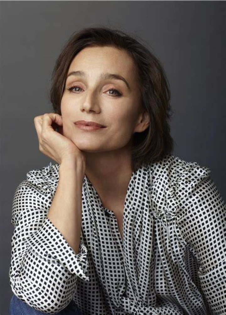 Kristin Scott Thomas Brings The Grey Hair Trend To The Fashion Awards