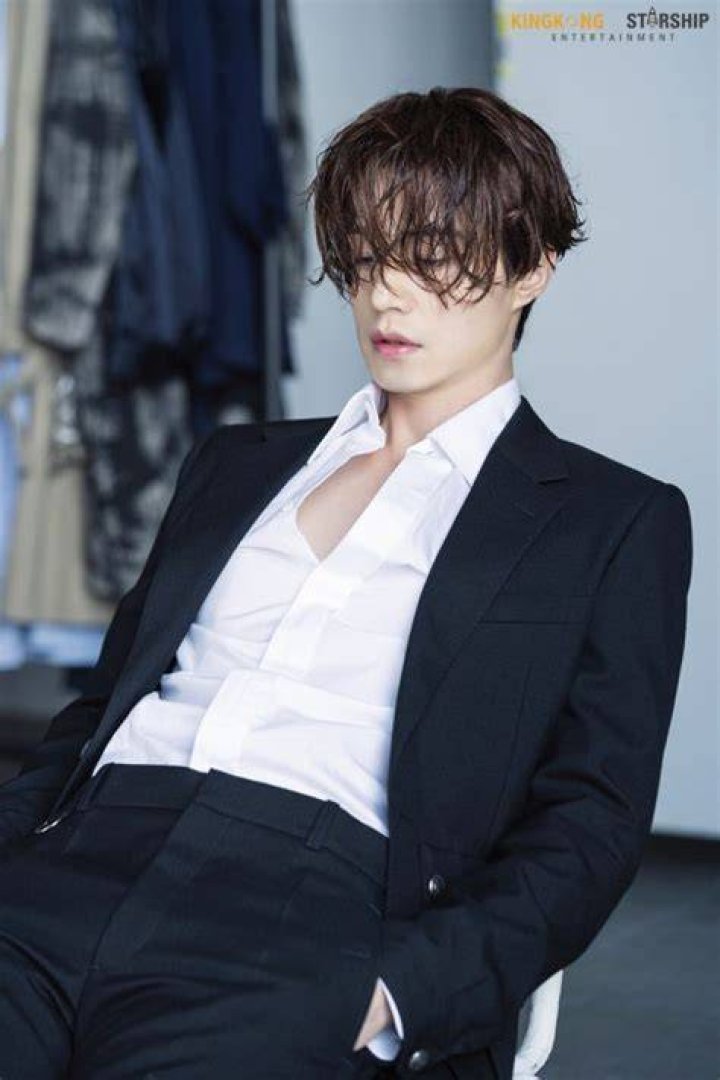 Lee Dongwook About Entertainment.ie
