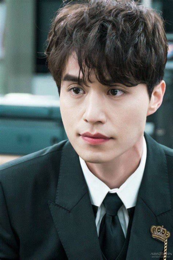 Lee Dongwook Wiki 2021 Net Worth, Height, Weight, Relationship & Full