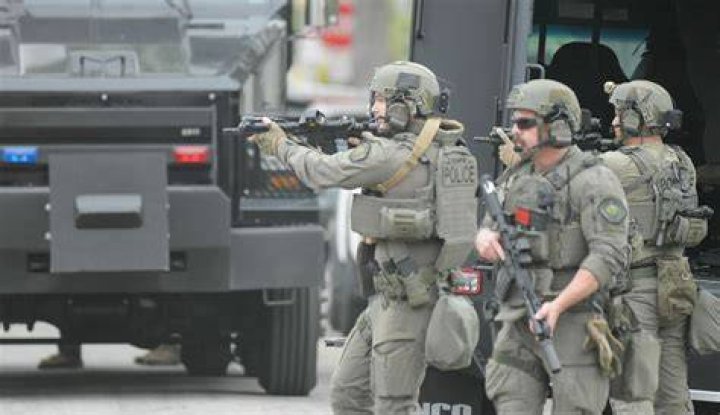 Long Beach Police Department SWAT responds to a man with a knife call