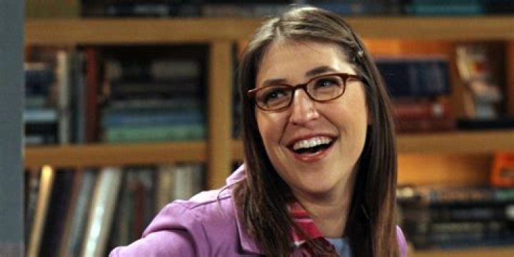 Mayim Bialik / Big Bang Theory S Mayim Bialik Injured In Car Crash