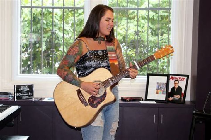 On The Row Allie Colleen Showcases Her Powerhouse Vocals & Clever