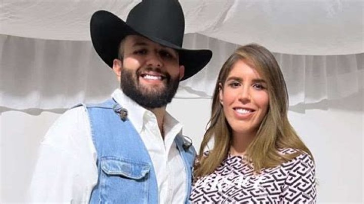 Qui&eacute;n es Alejandra Esquer, la esposa sonorense del cantante Car&iacute;n Le&oacute;n