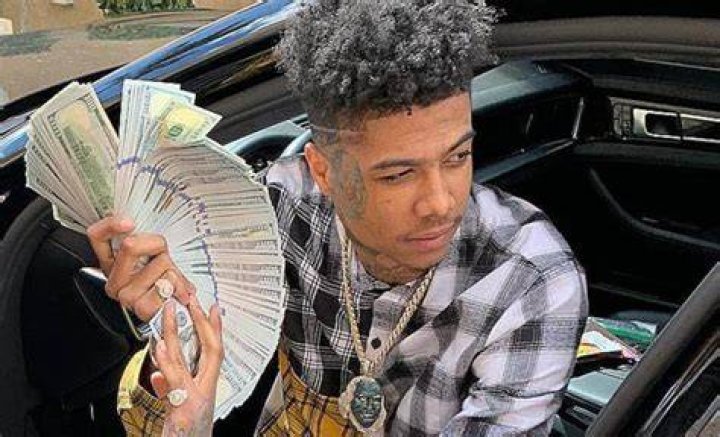 Rapero Blueface celebra regalando dinero a los pobres, El Siglo de Torre&oacute;n