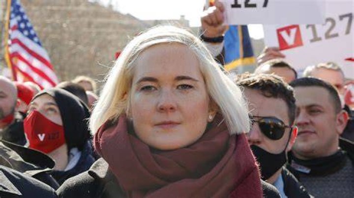 Rita Augestad Knudsen Tajanstvena supruga Aljbina Kurtija Dru&scaron;tvo