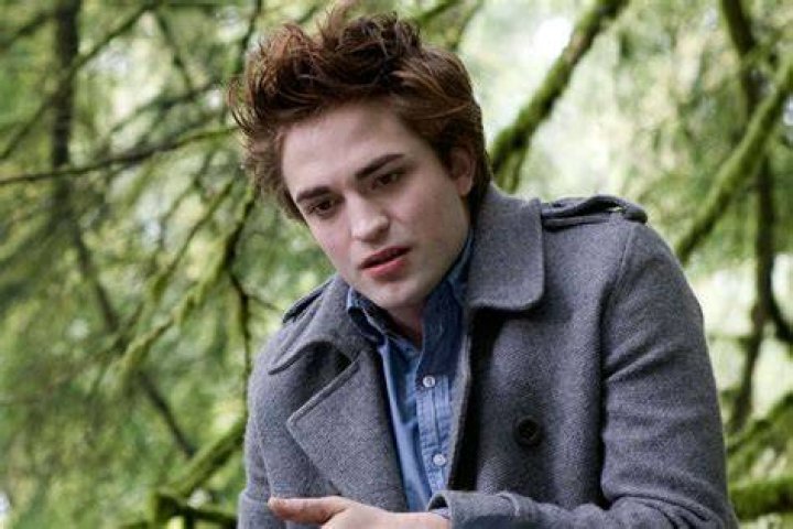 Robert Pattinson's sister has the X Factor! Lizzy Pattinson through to