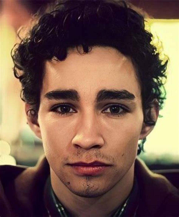 Robert Sheehan 18 facts you didn't know about The Umbrella Academy