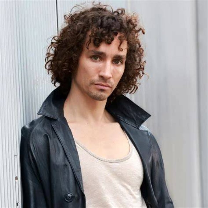 Robert Sheehan Height Age Weight Wiki Bio & Net Worth