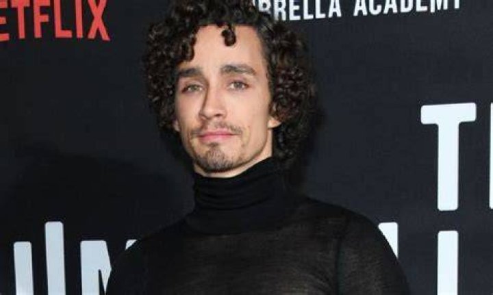 Robert Sheehan Net Worth, Bio, Height, Family, Age, Weight, Wiki 2023