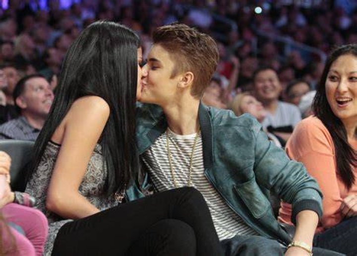 Selena Gomez Kissing Justin Bieber On The Lips In Bed