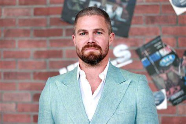 Stephen Amell apologizes for disorderly conduct on a Delta flight