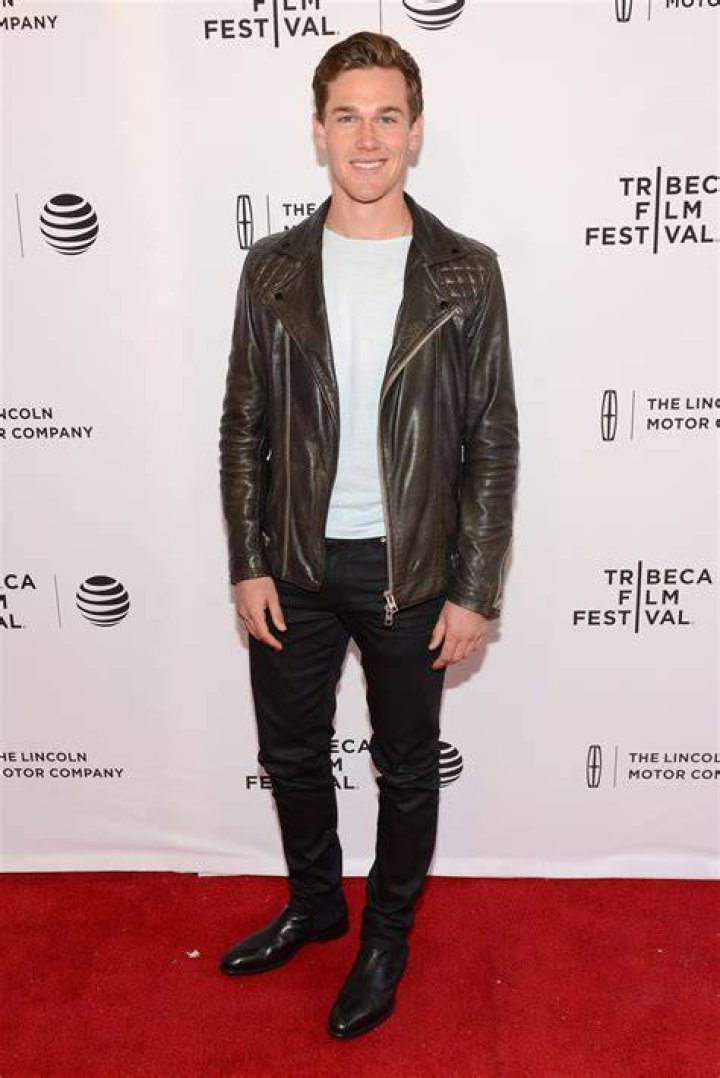 Taylor John Smith Wiki, Height, Parents, Girlfriend, Movies