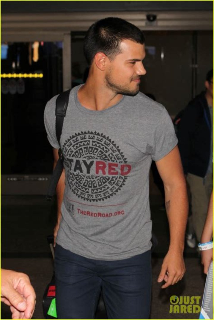 Taylor Lautner Shows Support for Native American Culture Taylor