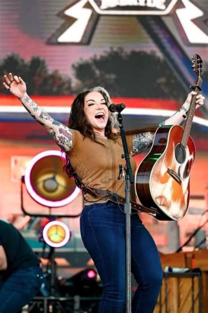 The Biography of Ashley McBryde Including Her Parents, Dating Life
