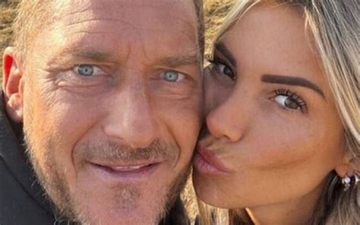 Totti e Noemi Bocchi non si nascondono pi&ugrave; prima foto insieme nel