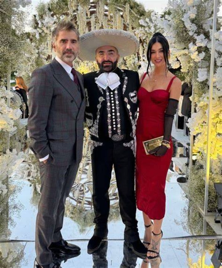 Vicente Fernández Jr. inmortalizado en la CDMX La Comadre Puros