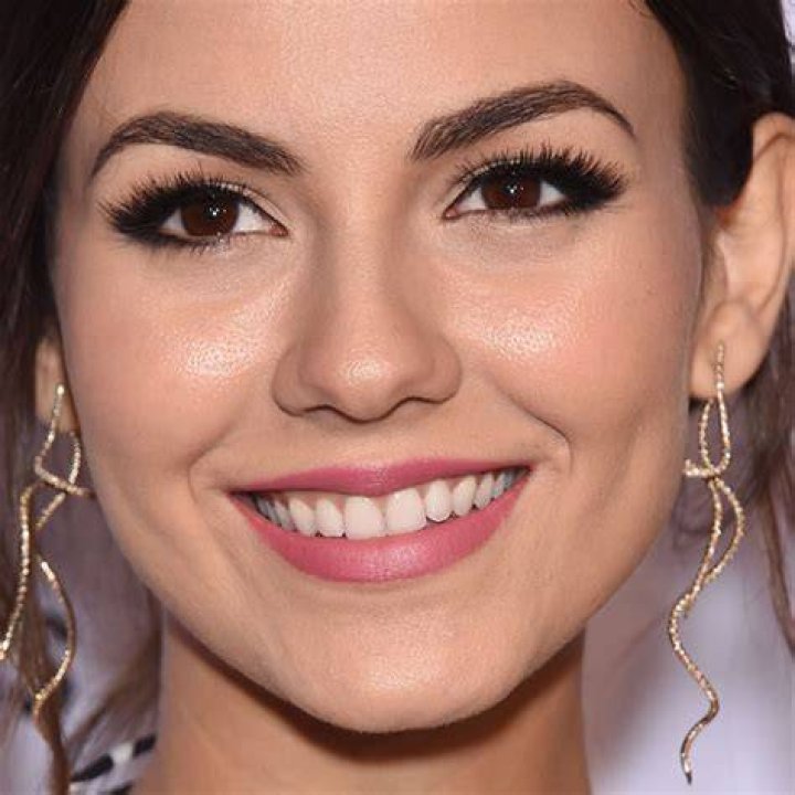 Victoria Justice Makeup Black Eyeshadow, Brown Eyeshadow & Mauve