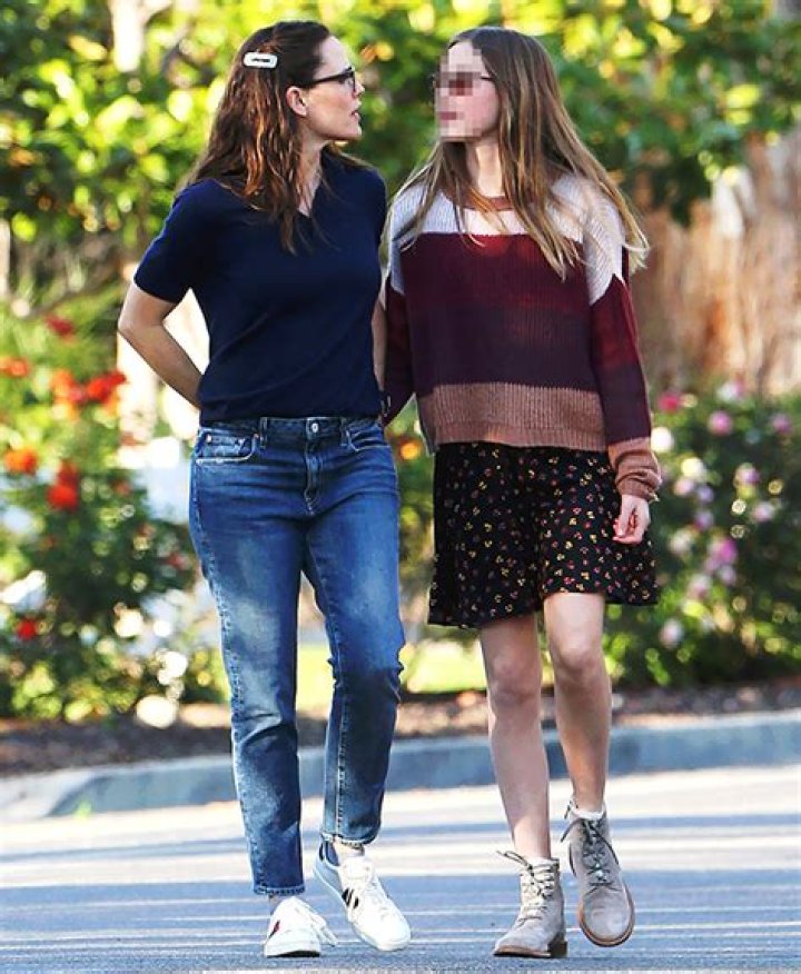 Violet Affleck Is Taller Than Stepmom Jennifer Lopez On Shopping Trip