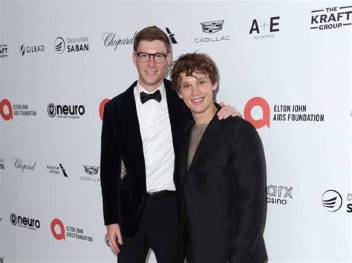 Who is Hunter Doohan wife Fielder Jewett? Celebrity FAQs