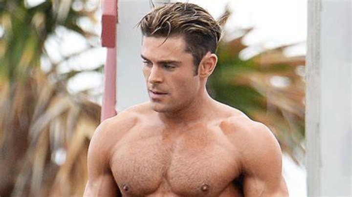 Zac Efron Loves Being Single & Isn&rsquo;t Missing His &lsquo;Baywatch&rsquo; Body