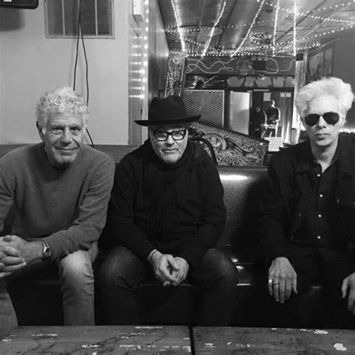 Ά&nu;&tau;&omicron;&nu;&iota; &Mu;&pi;&omicron;&upsilon;&rho;&nu;&tau;έ&nu;, rock star DOC TV documenting everyday life